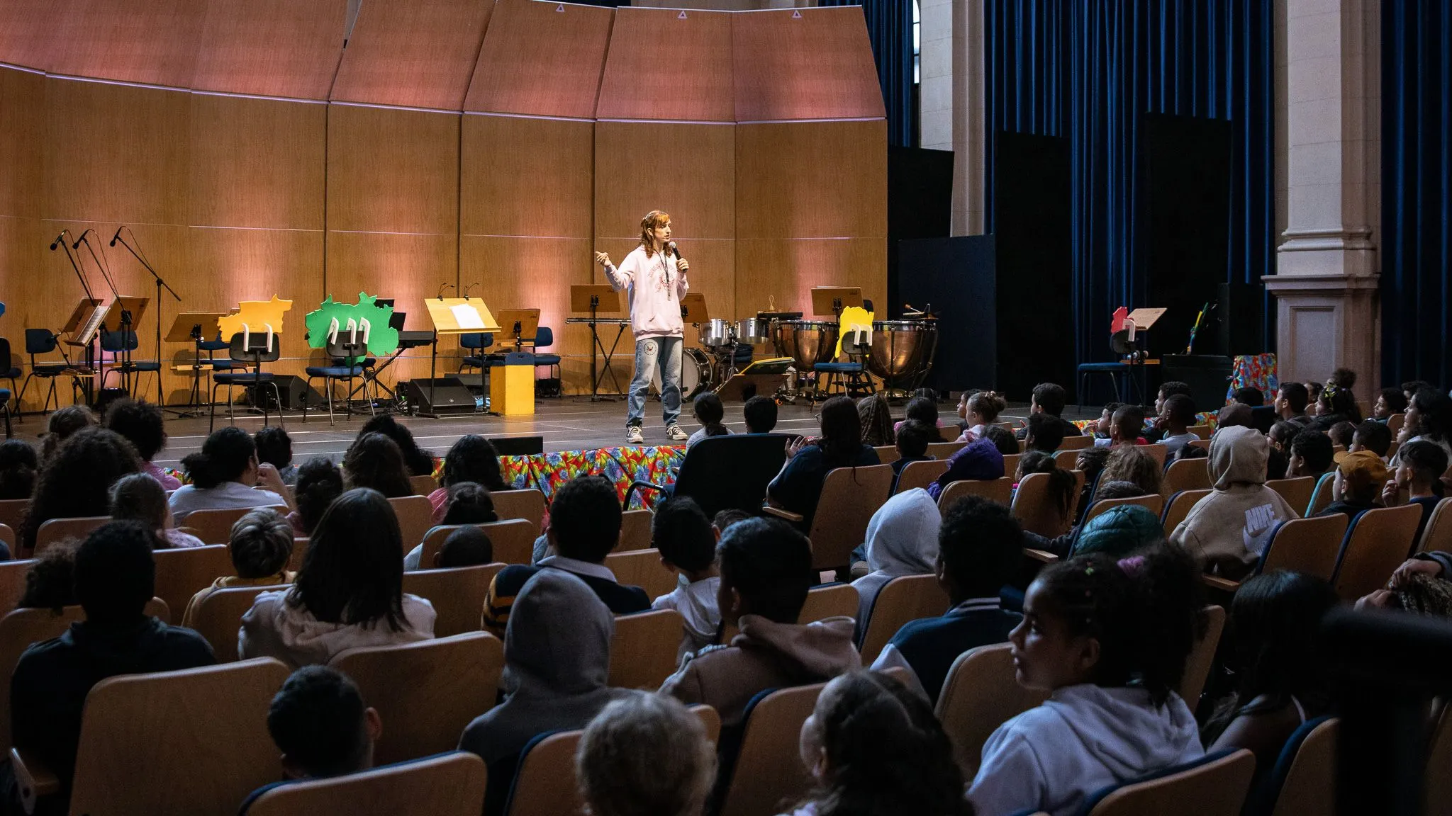 The audience in the concert hall of Sala São Paulo is filled with children sitting.