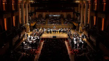 Foto de três orquestras no palco da Sala Sao Paulo.