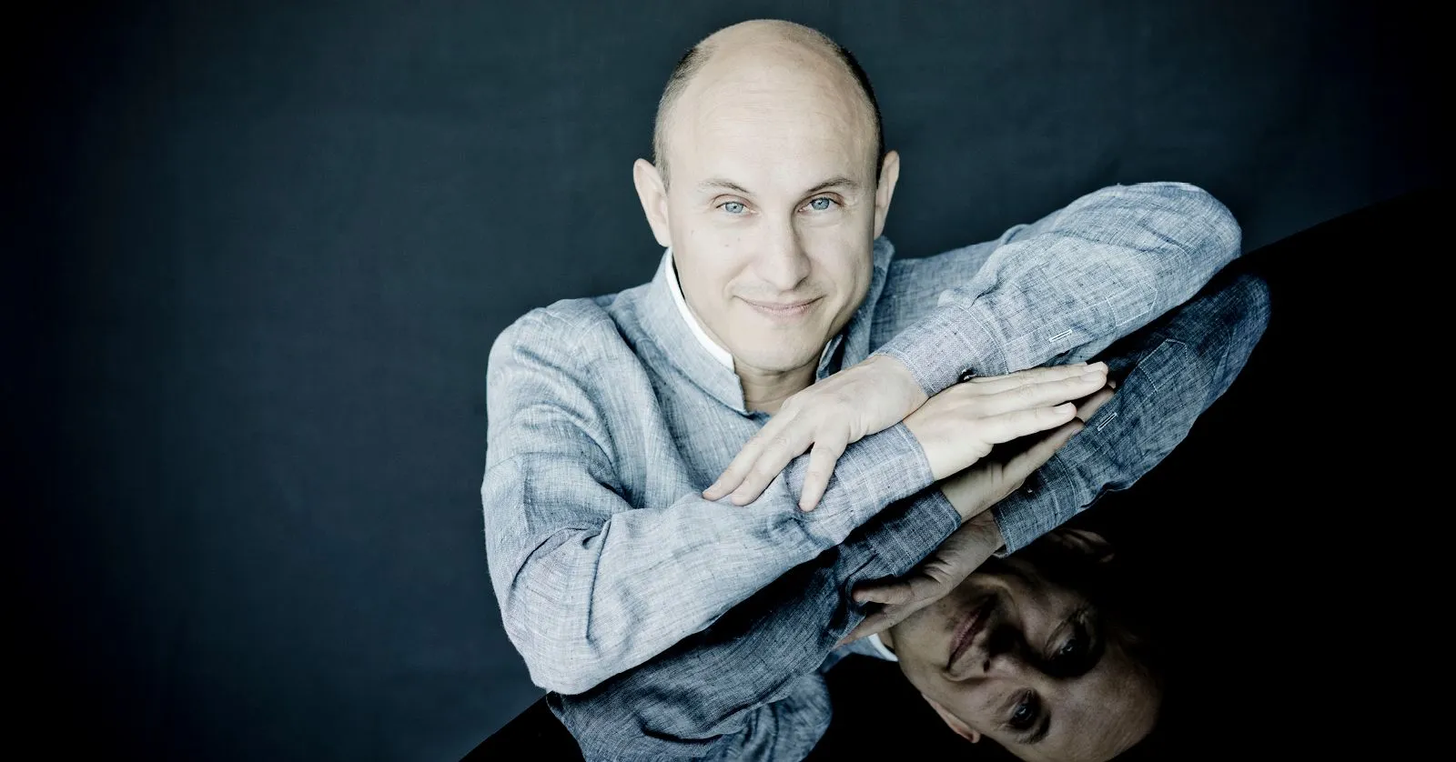 Nelson Goerner é um homem branco, careca e de camisa azul.