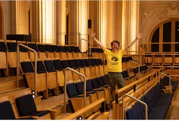 Luiz é um homem branco, de cabelos curtos. Ele usa uma camiseta do Beethoven.