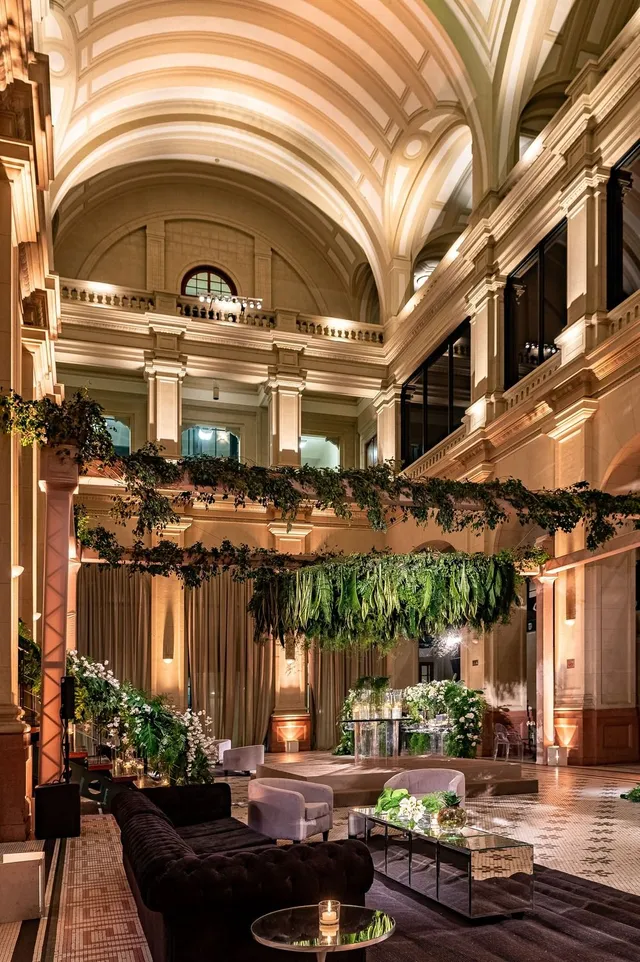 Foyer decorado com plantas e buffet/