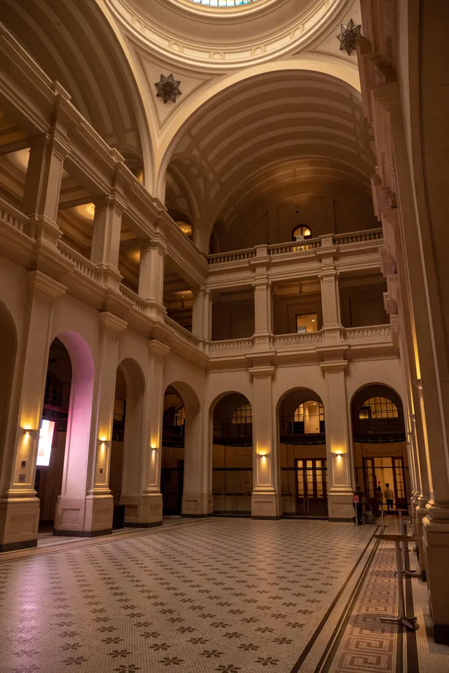 Salão dos Arcos vazio.