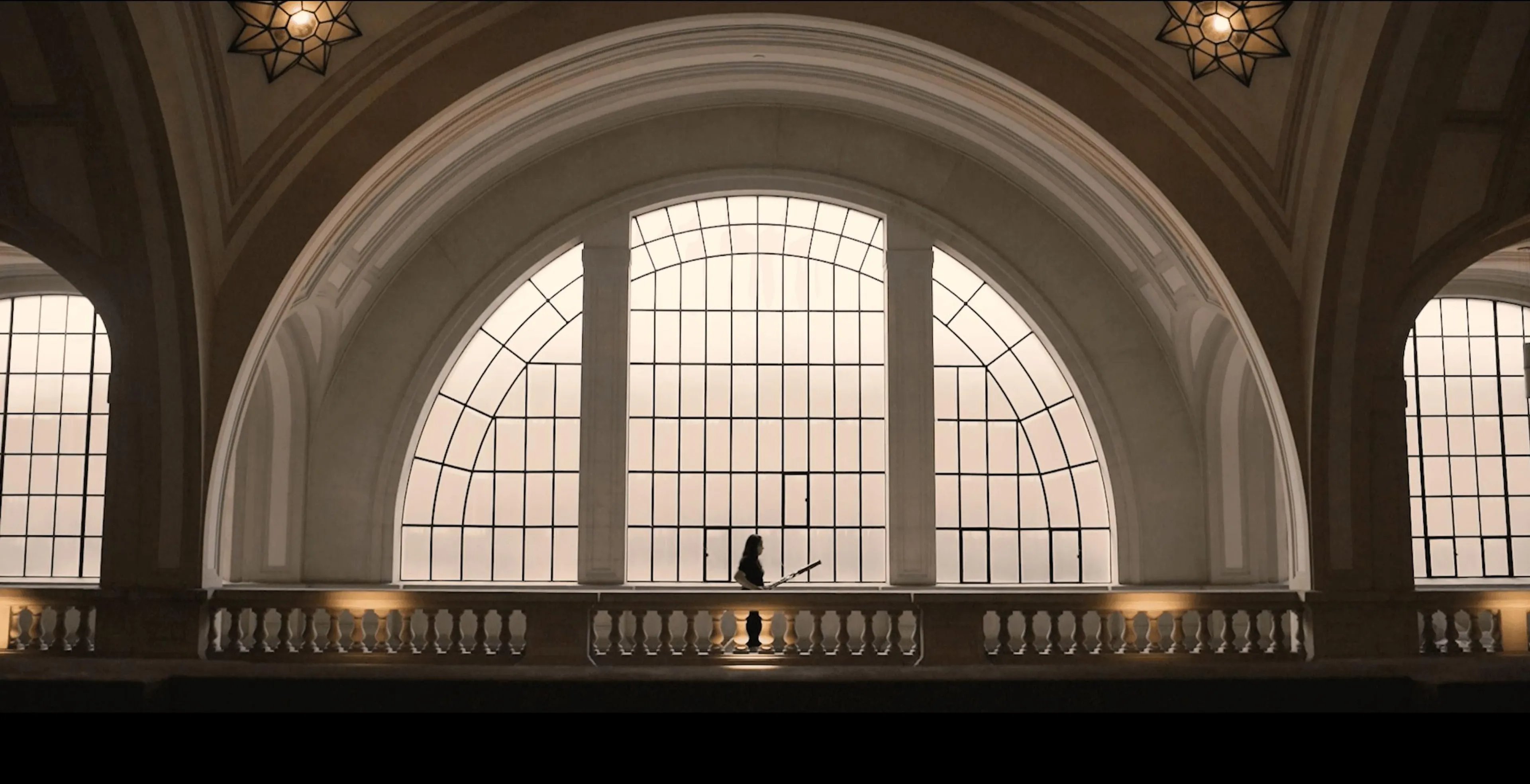 A foto mostra estudantes da Academia de Música da Osesp sentados em uma sala, prestando atenção em uma aula.