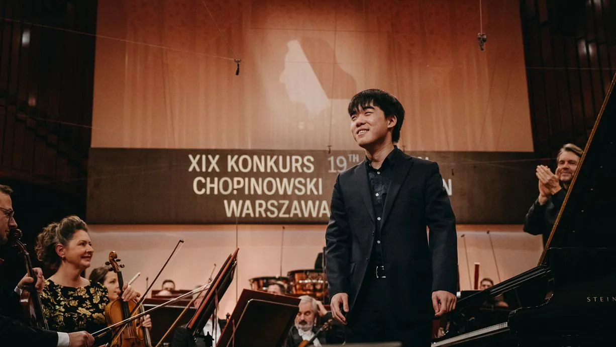 A imagem mostra Kevin Chen, um homem de descendência asiática, com cabelos pretos, usando terno.